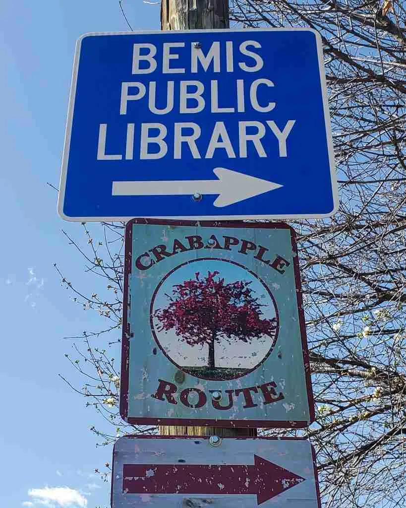 Sign pointing the way to the Littleton Crabapple Route