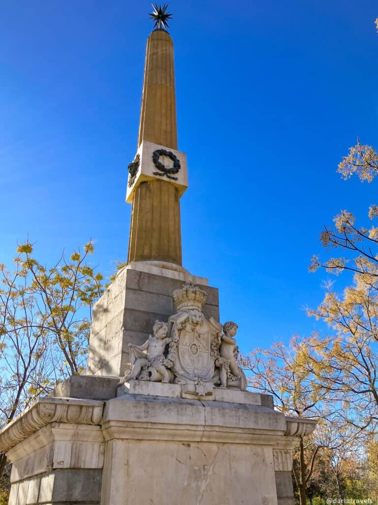 obelisk monument with star top and coat of arms in Madrid River Park